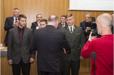 Hejtman Ladislav Okleštěk ocenil tři mladíky za záchranu lidského života