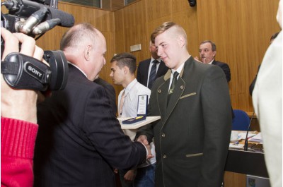 Hejtman Ladislav Okleštěk ocenil tři mladíky za záchranu lidského života