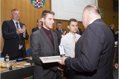 Hejtman Ladislav Okleštěk ocenil tři mladíky za záchranu lidského života