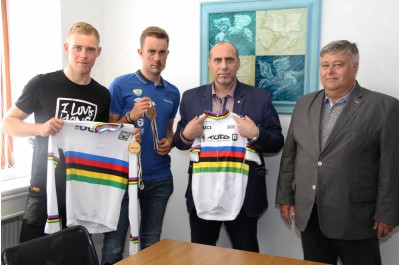 Náměstek hejtmana František Jura se setkal s úspěšnými cyklisty SKC Prostějov