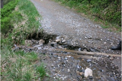 Na snímku - poškozená cesta pod Švýcárnou (květen 2017)