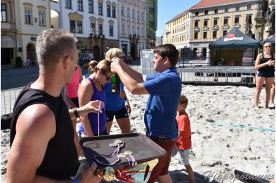 Volejbalistky Olomouce a Šternberku bavily Horní náměstí při beachové show