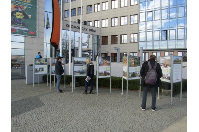 Výstava Má vlast cestami proměn doputovala před olomoucký krajský úřad