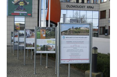 Výstava Má vlast cestami proměn doputovala před olomoucký krajský úřad