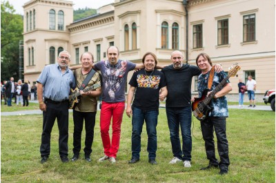 Rocková legenda rozespívala zámecký areál v Čechách pod Kosířem