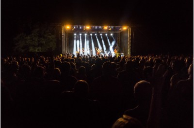 Rocková legenda rozespívala zámecký areál v Čechách pod Kosířem