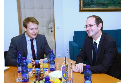 Olomoucký kraj navštívil německý velvyslanec. S náměstkem hejtmana Jiřím Zemánkem diskutoval o ekonomice i školství