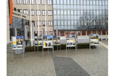Výstava Má vlast cestami proměn 2018 doputovala před Krajský úřad Olomouckého kraje