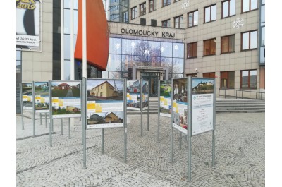 V novém roce Vás před Krajským úřadem Olomouckého kraje přivítá výstava Má vlast cestami proměn 