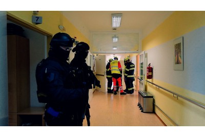 Policisté, hasiči a záchranáři předvedli skvělý výkon na cvičení, při kterém střílel ozbrojený muž, foto: Policie ČR