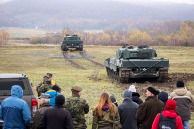 Zástupci samospráv si prohlédli nové tanky a vojenský prostor