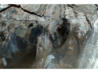 Na Špičáku, jeskyně je charakteristická srdcovitým profilem chodeb